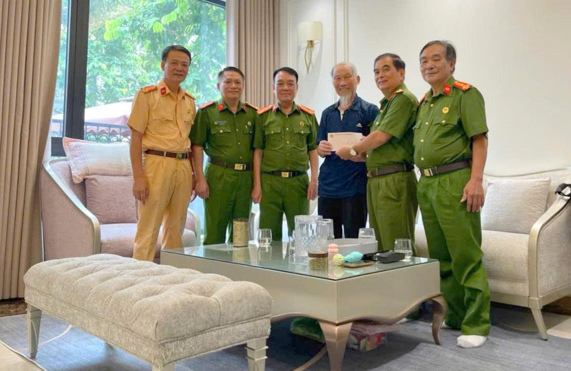 Hội Cựu CAND phường Hồng Bàng đi thăm, tặng quà các gia đình thương binh, thân nhân liệt sỹ CAND